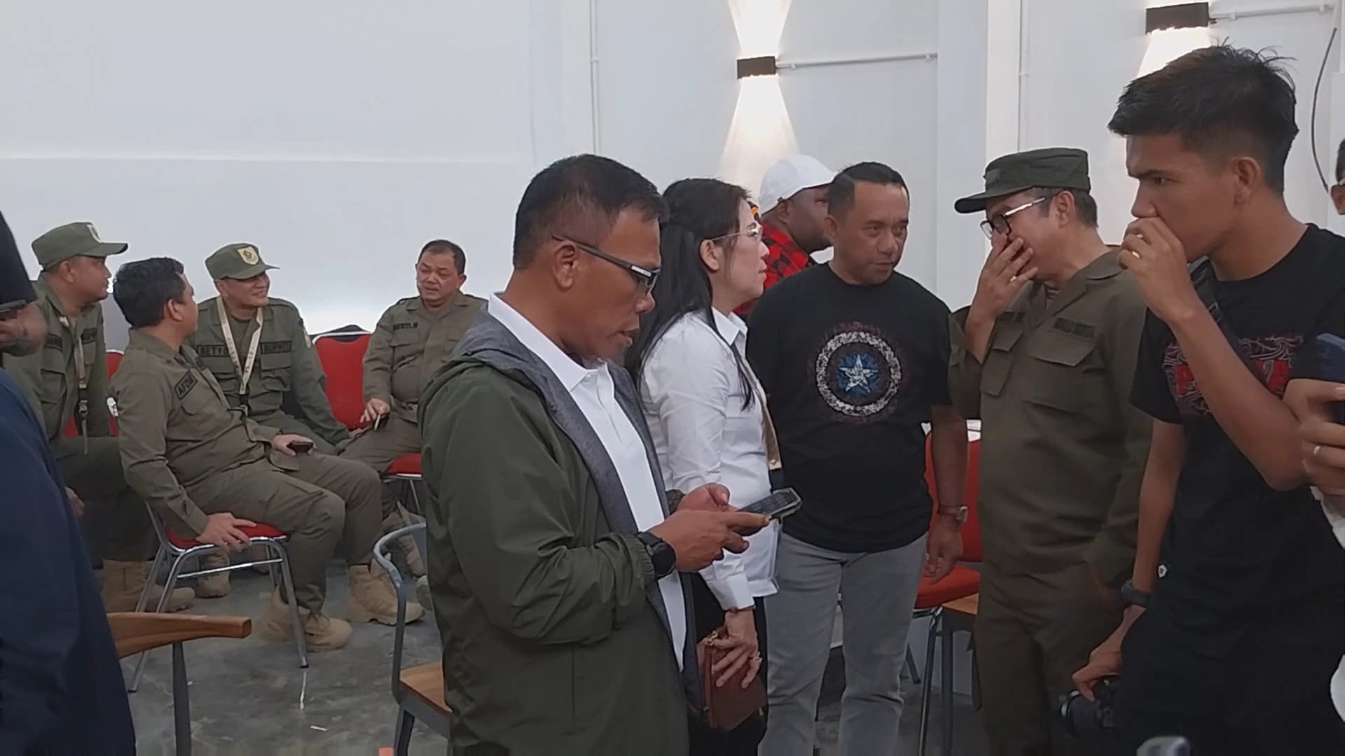 BERKUMPUL: Para kada dari kader PDIP tengah berkumpul di salah satu kafe di Kota Magelang sembari menunggu arahan ketum, Sabtu (22/2/2025).
