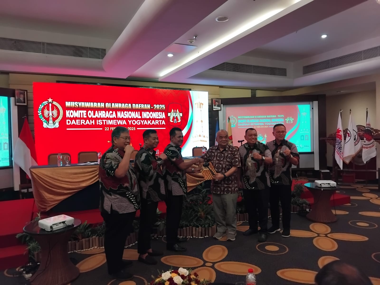 Paku Alam X (Dari kiri no empat) resmi  ditetapkan sebagai Ketua umum terpilih KONI DIY Periode 2025-2029 di Hotel New Saphire, Jogja, Sabtu (22/2/2025) sore.