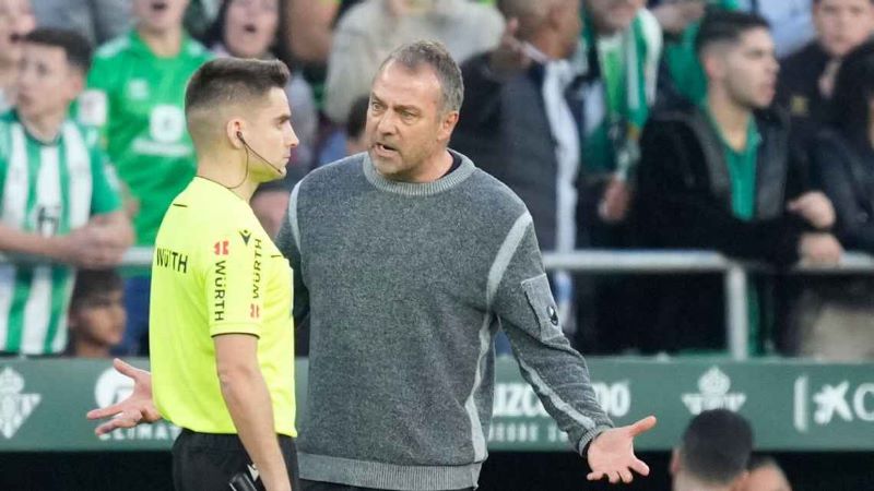 Pelatih Barcelona, Hansi Flick saat melakukan protes kepada wasit (Jose Breton/Pics Action/NurPhoto via Getty Images)