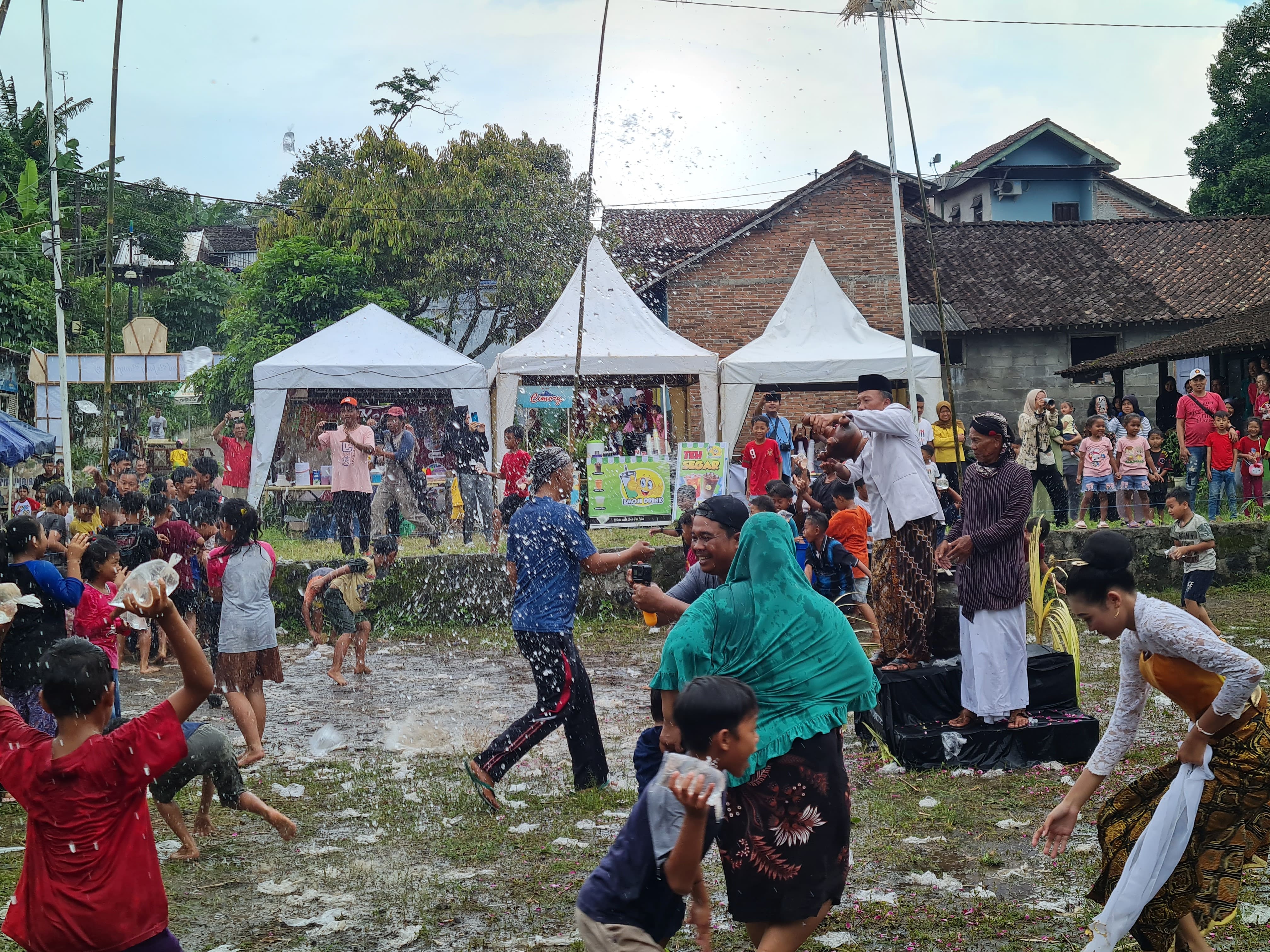 SEMARAK: Anak-anak di Dusun Dawung, Banjarnegoro saling melempar air dalam kegiatan bajong banyu untuk menyambut Ramadan, Minggu (23/2).