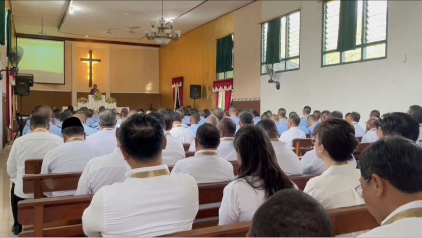KHUSYUK: Para kepala daerah yang beragama Kristen dan Katolik tengah beribadah di Gereja Katolik Santo Mikael Panca Arga, Minggu (23/2/2025).