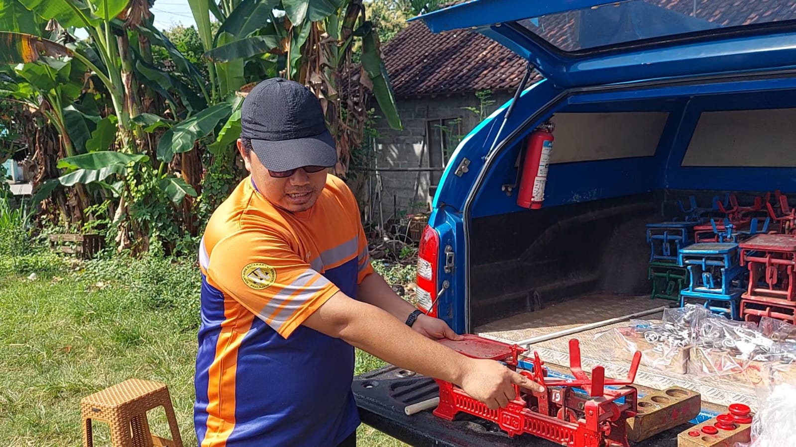 MENGUKUR: Petugas Metrologi memasukkan timbangan dari pedagang.