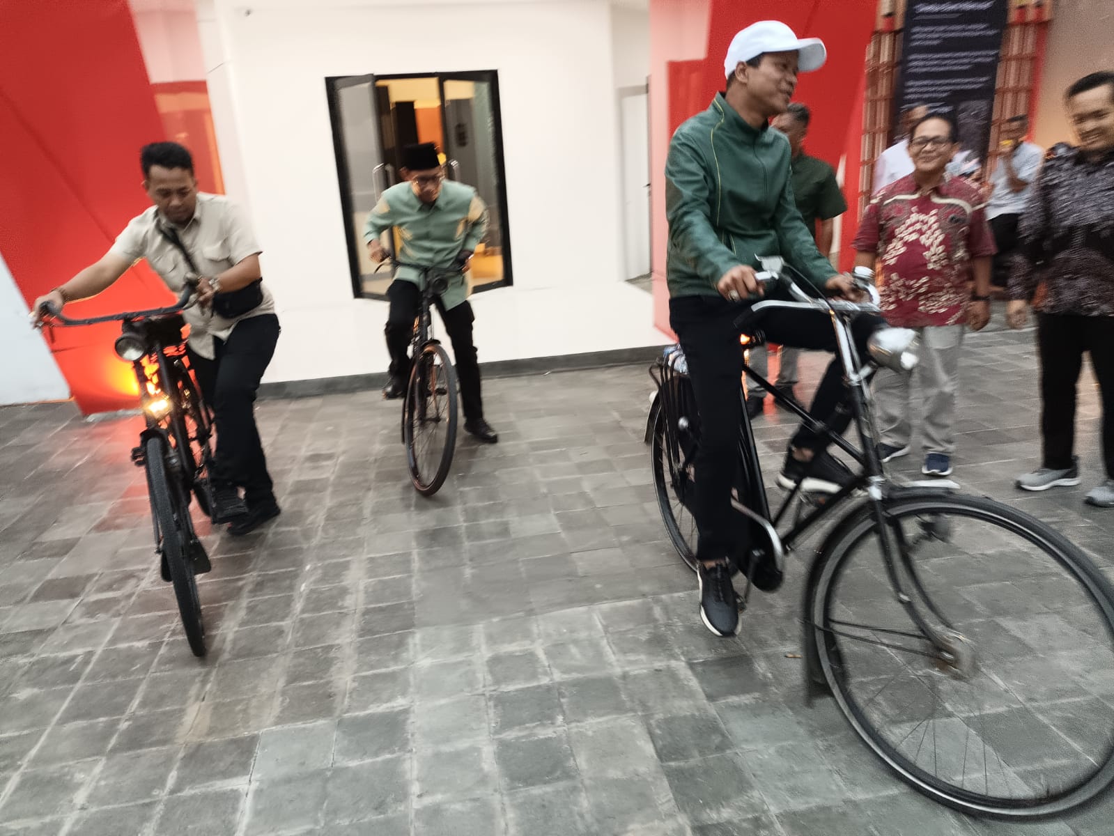 Wakil Bupati Kebumen Zaeni Miftah tampil sederhana dengan mengayuh sepeda menuju lokasi pameran foto di gedung BP Geopark Kebumen, Sabtu (22/2).