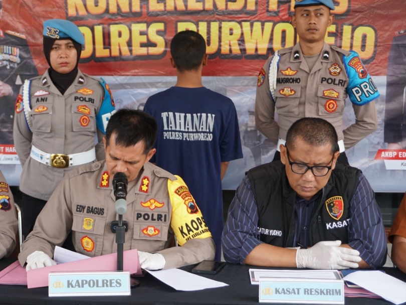 Kapolres Purworejo AKBP Edy Bagus Sumantri memimpin jumpa pers dengan agenda ungkap kasus perampokan dengan sasaran sekolah dasar.