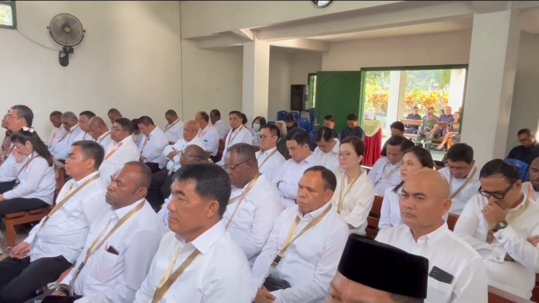 KHUSYUK: Para kepala daerah yang beragama Kristen dan Katolik tengah beribadah di Gereja Katolik Santo Mikael Panca Arga Magelang, Minggu (23/2/2025).  Dok: Puspen Kemendagri