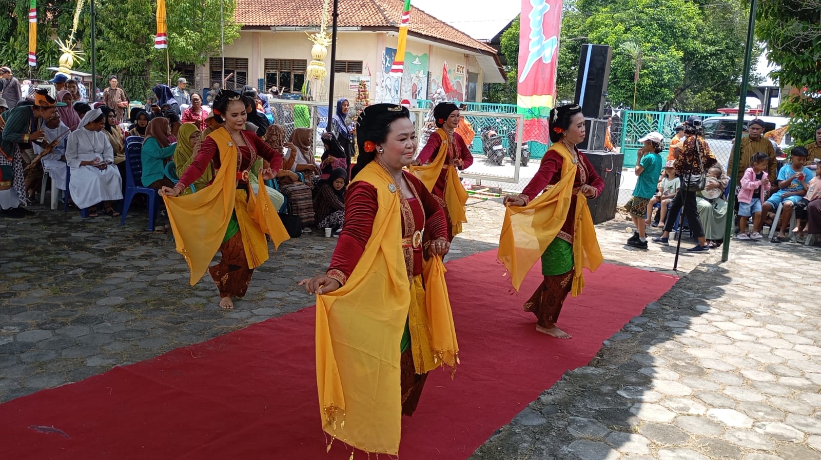 BUDAYA: Masyarakat Kampung Miliran, Muja Muju, Umbulharjo Kota Jogja saat menggelar tradisi ruwahan pada Minggu (23/2/2025).
