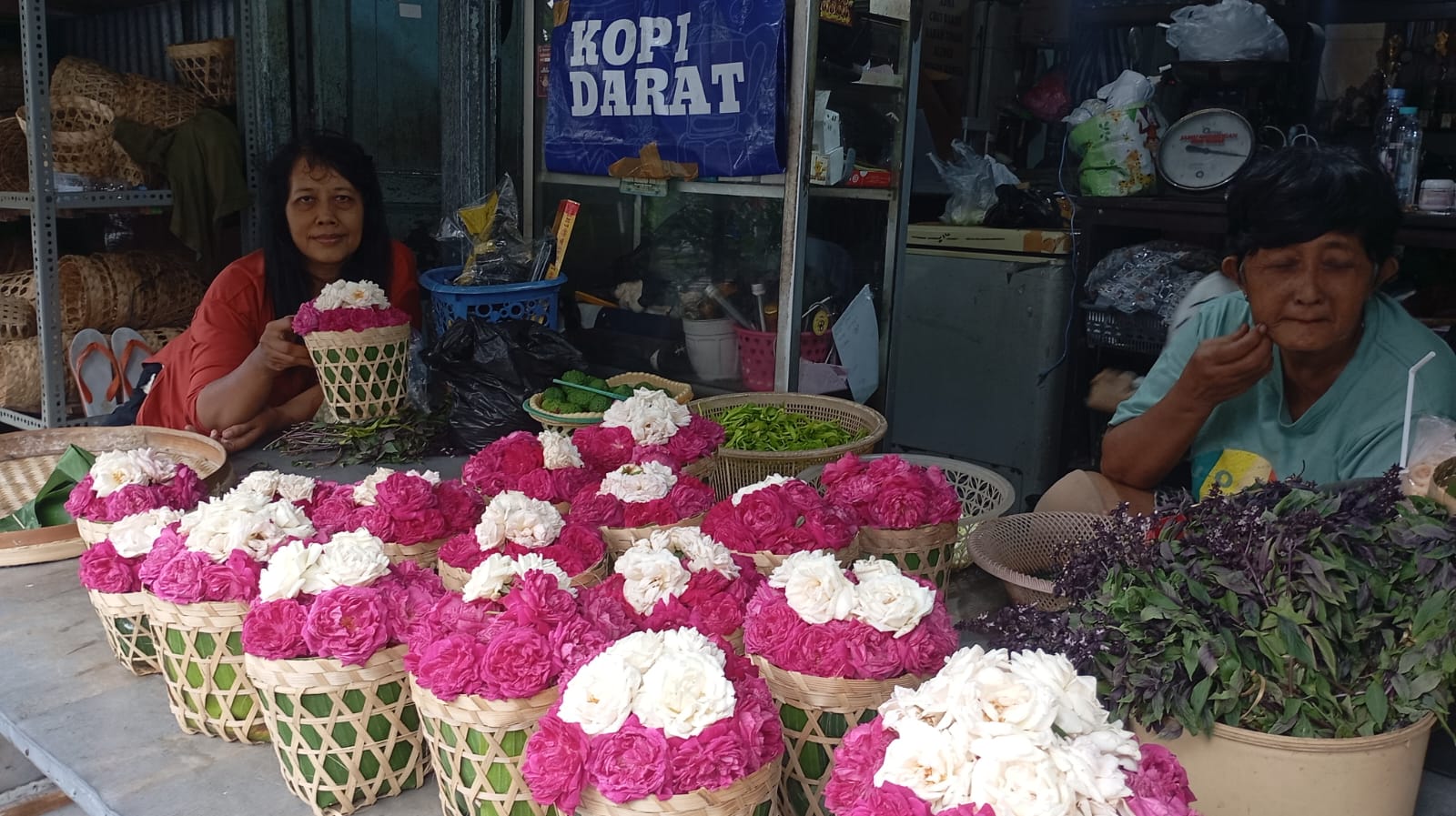 LARIS MANIS: Pemilik Warung Makanan Roh Halus, Jogja, Tri Wayanti saat berada di lapaknya, Minggu (23/2/2025).