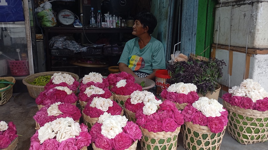 LARIS MANIS: Pemilik Warung Makanan Roh Halus Tri Wayanti saat berada di lapaknya, Minggu (23/2/2025).