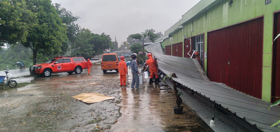 SIAGA: Pohon tumbang akibat hujan lebat dan angin kencang terjadi di wilayah Wonosari, Gunungkidul. Belasan titik terdampak, BPBD Gunungkidul imbau waspada cuaca ekstrem.