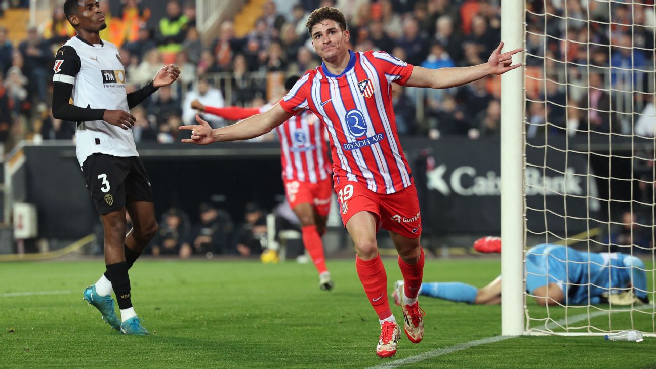 Selebrasi Julian Alvarez usai cetak gol ke gawang Valencia dalam kemenangan 3-0 Atletico Madrid