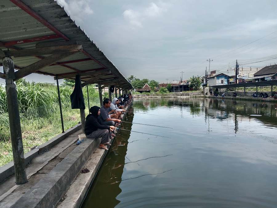 MEMANCING: Salah satu kolam ikan di Kabupaten Sleman. Harga pakan ikan terus naik tajam, membuat pembudidaya iklan mendapat keuntungan tipis.