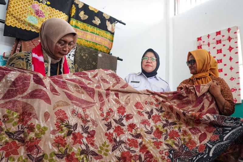 PRODUK JADI: Deputi Bidang Kesetaraan Gender Kementerian PPPA Amurwani Dwi Lestariningsih (kiri) mengamati kerajinan karya warga binaan Lapas Perempuan Kelas IIB Jogjakarta