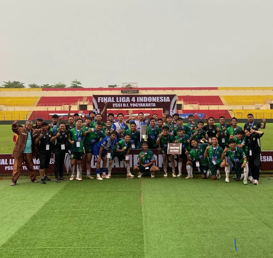 &nbsp;  SELEBRASI: Para pemain dan jajaran tim pelatih PSHW UMY saat merayakan kemenangan Liga 4 DIJ regional DIJ di Stadion Sultan Agung (SSA) Bantul, Minggu (23/2) lalu.  &nbsp;