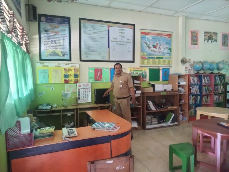Kepala sekolah Suranta menunjukkan pintu yang dibobol oleh pelaku pencurian di sekolah, Karangmojo, Gunungkidul, Senin (24/2).