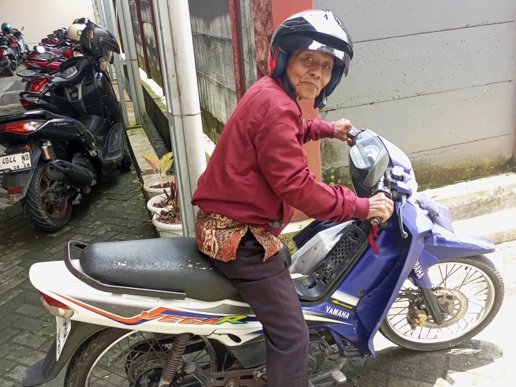 WAKIL RAKYAT: Subroto, anggota DPRD Kebumen dari Fraksi PPP tampil seadanya. Dia tak malu meski berangkat ke kantor dengan mengendarai motor butut.
