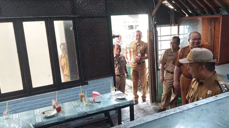 SIDAK: Wakil Bupati Kulon Progo Ambar Purwoko saat meninjau kantin pegawai yang diduga sebagai tempat ASN bolos Senin (24/2).