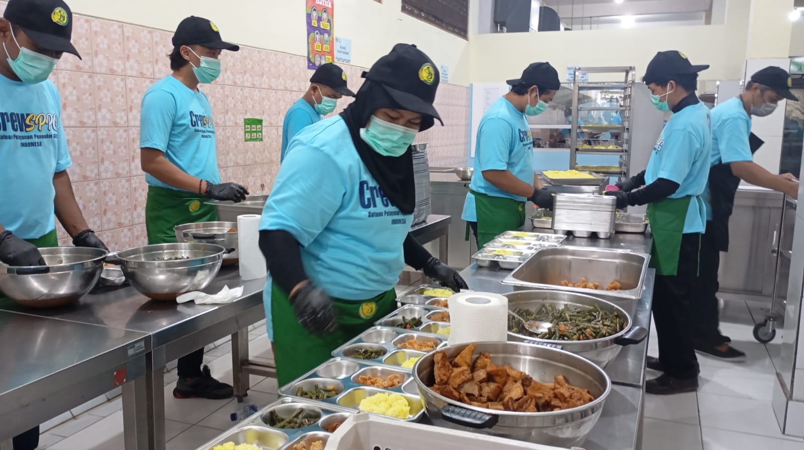 SIGAP: Suasana dapur Sari Dewi Catering yang ditunjuk sebagai mitra MBG oleh BGN. Nampak belasan pekerja sibuk menyiapkan menu untuk anak sekolah pada Senin (24/2/2025).