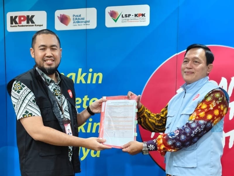 Penyuluh Utama: Yudi Ismono (kanan) saat menerima sertifikasi dari Komisi Pemberantasan Korupsi (KPK) RI baru-baru ini.