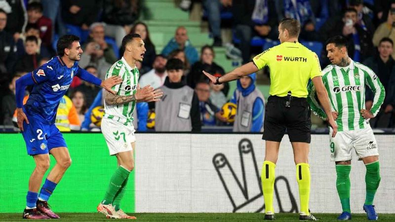 Antony dikartu merah setelah melakukan pelanggaran keras dalam kemenangan 2-1 Real Betis atas Getafe di La Liga (getty images)