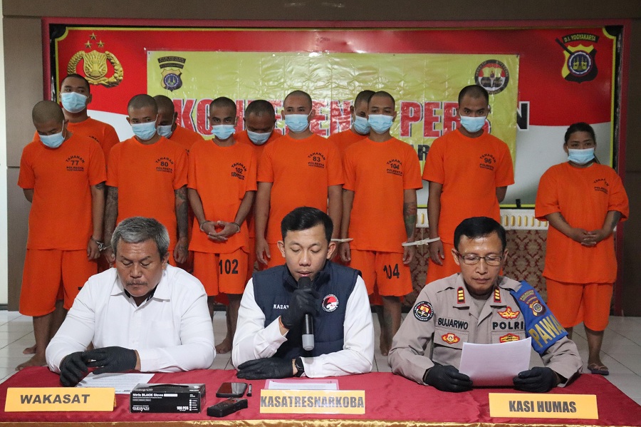 GELAR PERKARA: Polisi menghadirkan barang bukti dan tersangka kasus peredaran narkoba dan obaya di Mapolresta Jogja,&nbsp;Senin (24/2/2025).