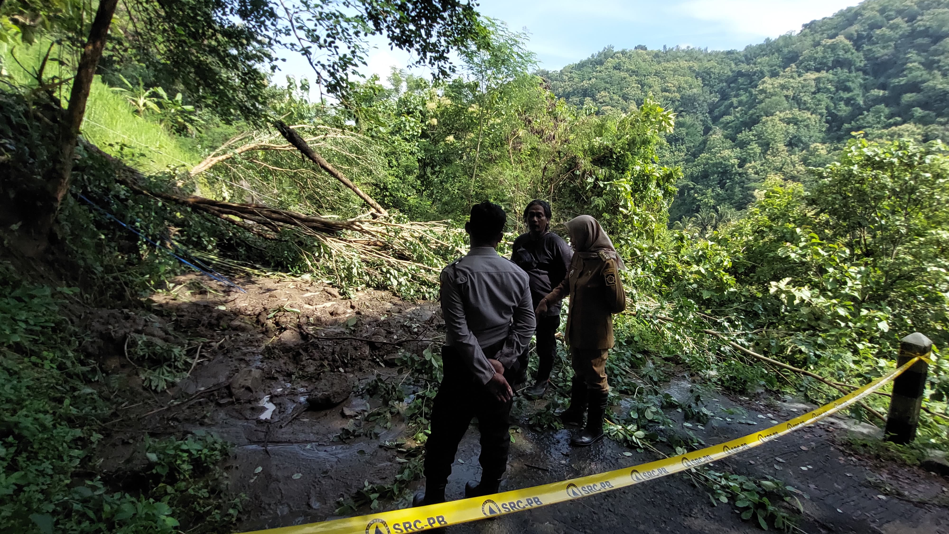 MATERIAL: Tanah dan pohon terbawa longsoran yang masih labil.