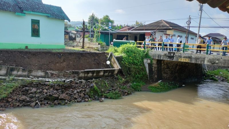 TURUN LAPANGAN: Wakil Bupati Bantul Aris Suharyanta saat meninjau lokasi ambrolnya talut yang mengakibatkan tanah di bantaran Sungai Celeng, Imogiri ikut longsor Selasa (25/2)