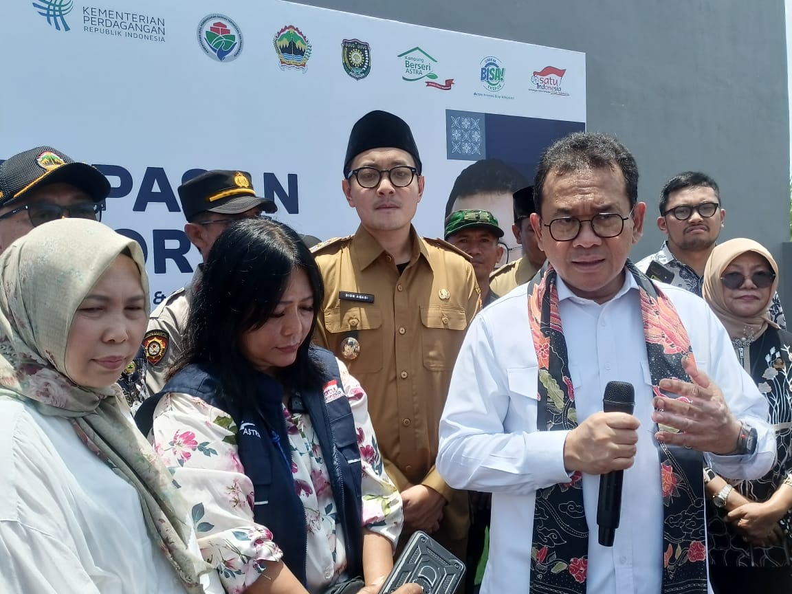 Menteri Perdagangan (Mendag) Budi Santoso melepas pemberangkatan truk kontainer berisi mainan anjing yang akan dikirim ke berbagai negara.