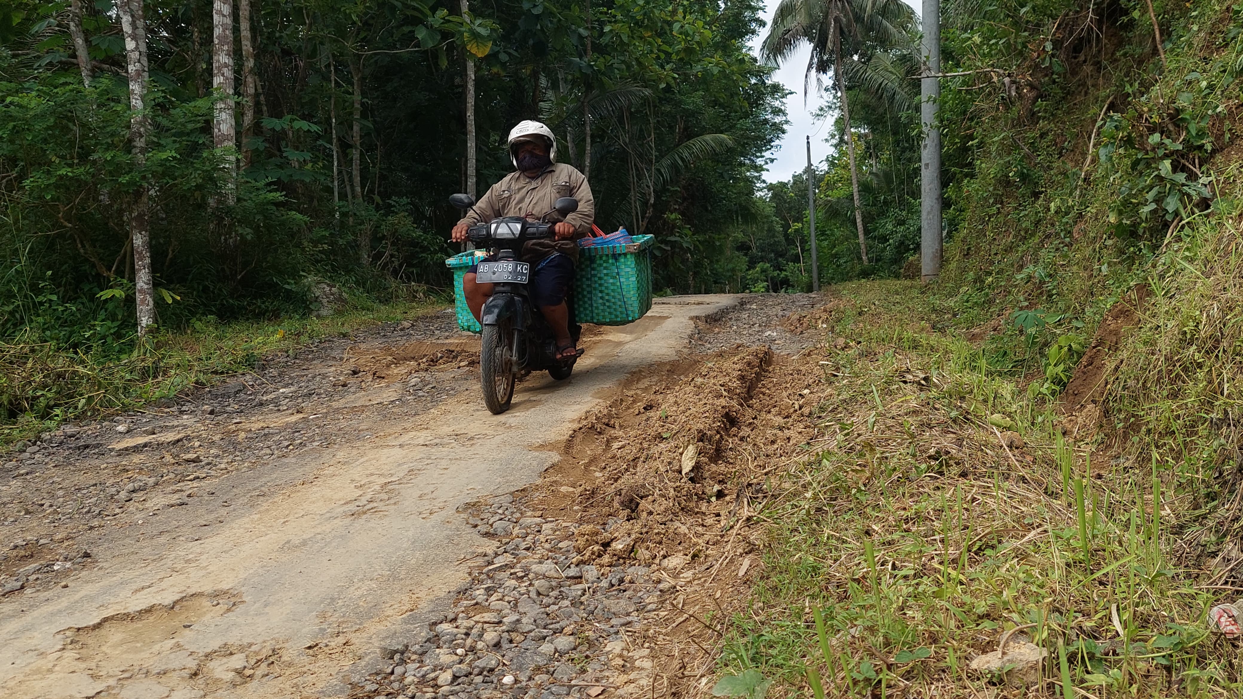 ANOM BAGASKORO/RADAR JOGJA  &nbsp;  MLIPIR: Pengguna motor terpaksa mencari jalan yang tak terlalu berlumpur.