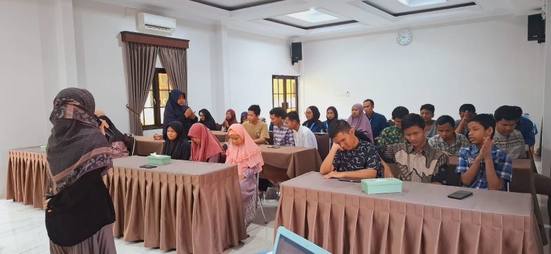 SOSIALISASI: Tim mahasiswa UNY saat melakukan pemberdayaan pada remaja dengan kondisi tuna netra di Yayasan Kesehatan Tunanetra Islam (Yaketunis) Jogjakarta