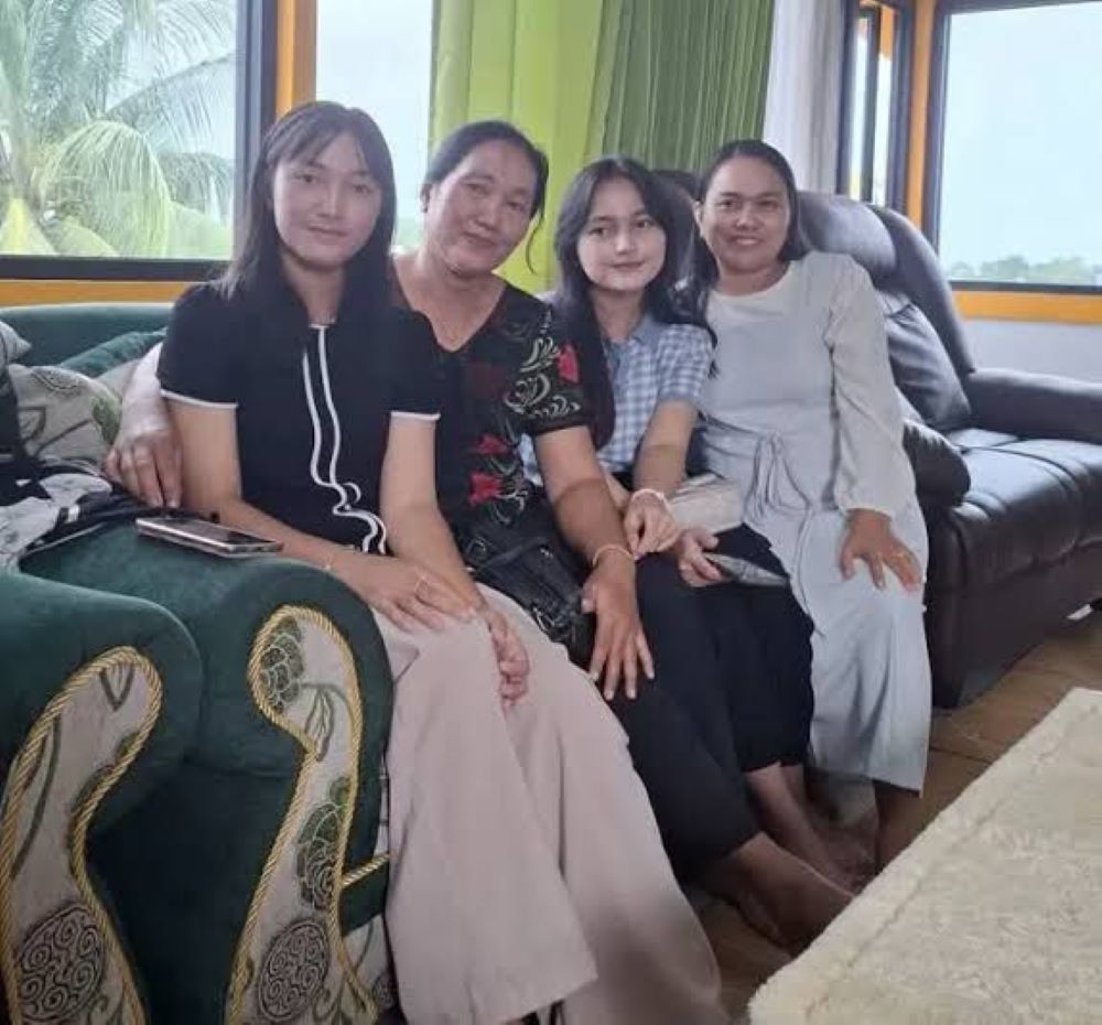 Korban penyiraman air keras, Natasya Hutagalung (dua dari kanan) sebelum mengalami luka akibat penyiraman air keras. (Foto Kiriman keluarga)