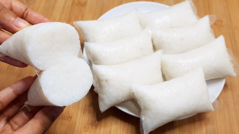 Lontong dikukus di dalam pastik, kenali risiko kesehatannya.
