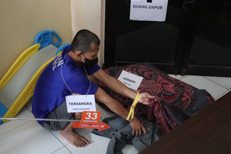 Rekonstruksi: Adegan Agus bunuh istrinya menggunakan linggis dengan memukul bagian kepala belakangnya.