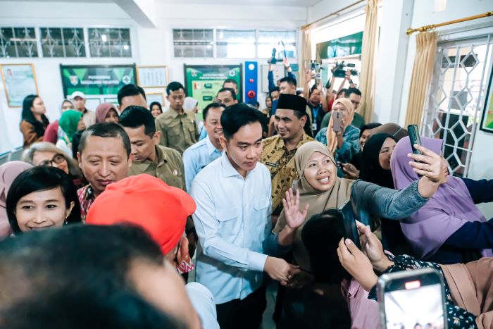 TINJAUAN: Wapres Gibran Rakabuming Raka saat meninjau program cek kesehatan gratis di Puskesmas Magelang Selatan Rabu (26/2).