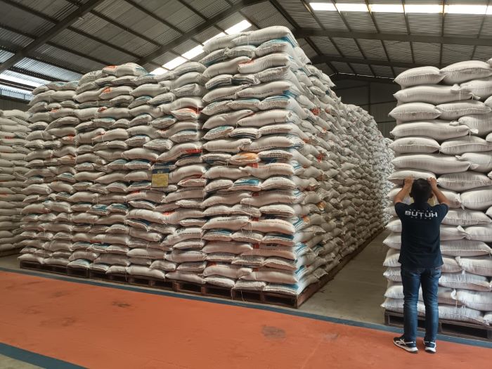 STOK AMAN: Petugas gudang Bulog Butuh, Purworejo mengecek tumpukan beras sebelum didistribusikan ke masyarakat Rabu (26/2).