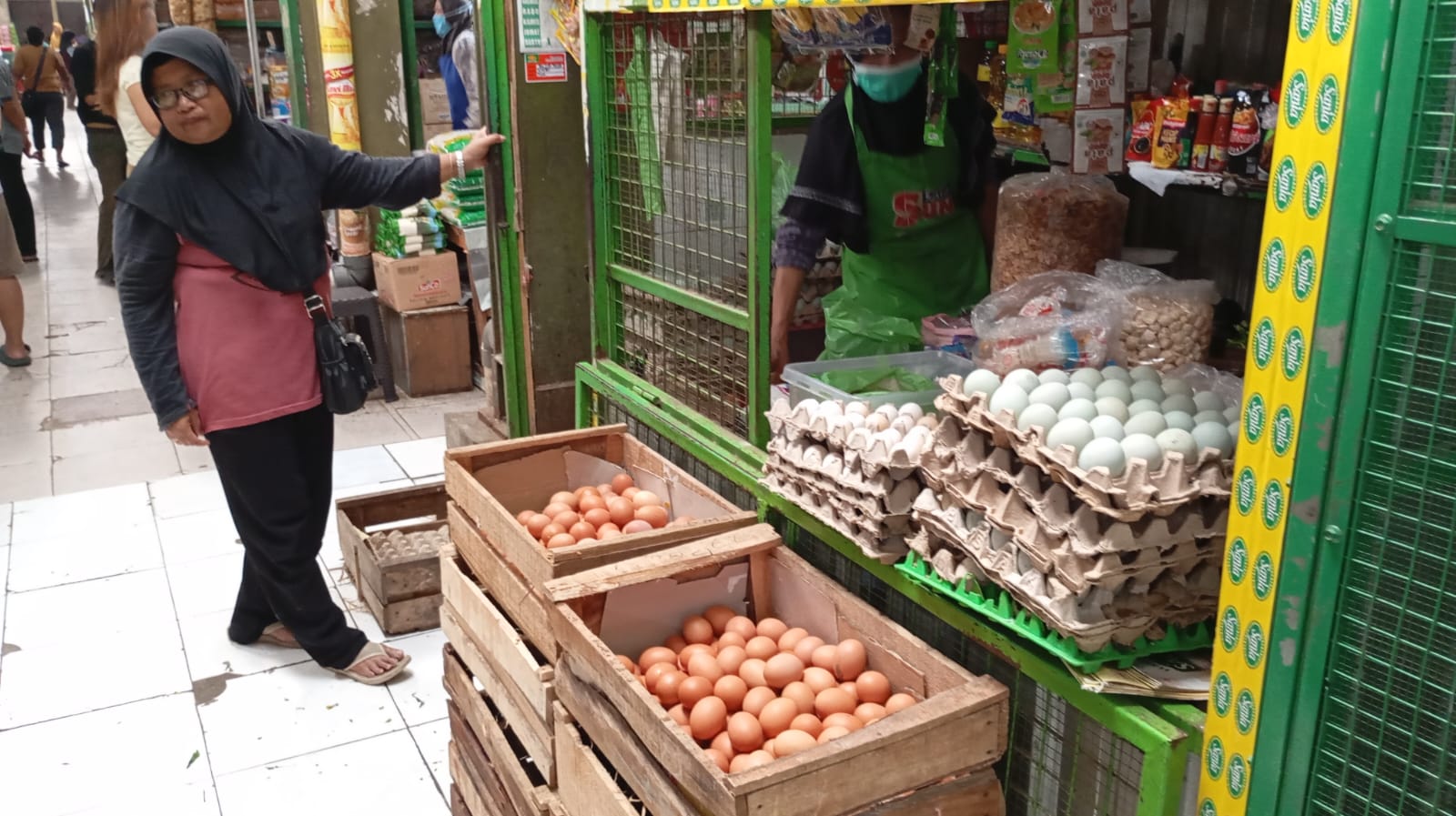 NAIK HARGA: Salah satu pedagang telur di Pasar Kranggan pada Rabu (26/2/2025). Harga bahan pokok tersebut mengalami kenaikan harga menjelang bulan Ramadhan.