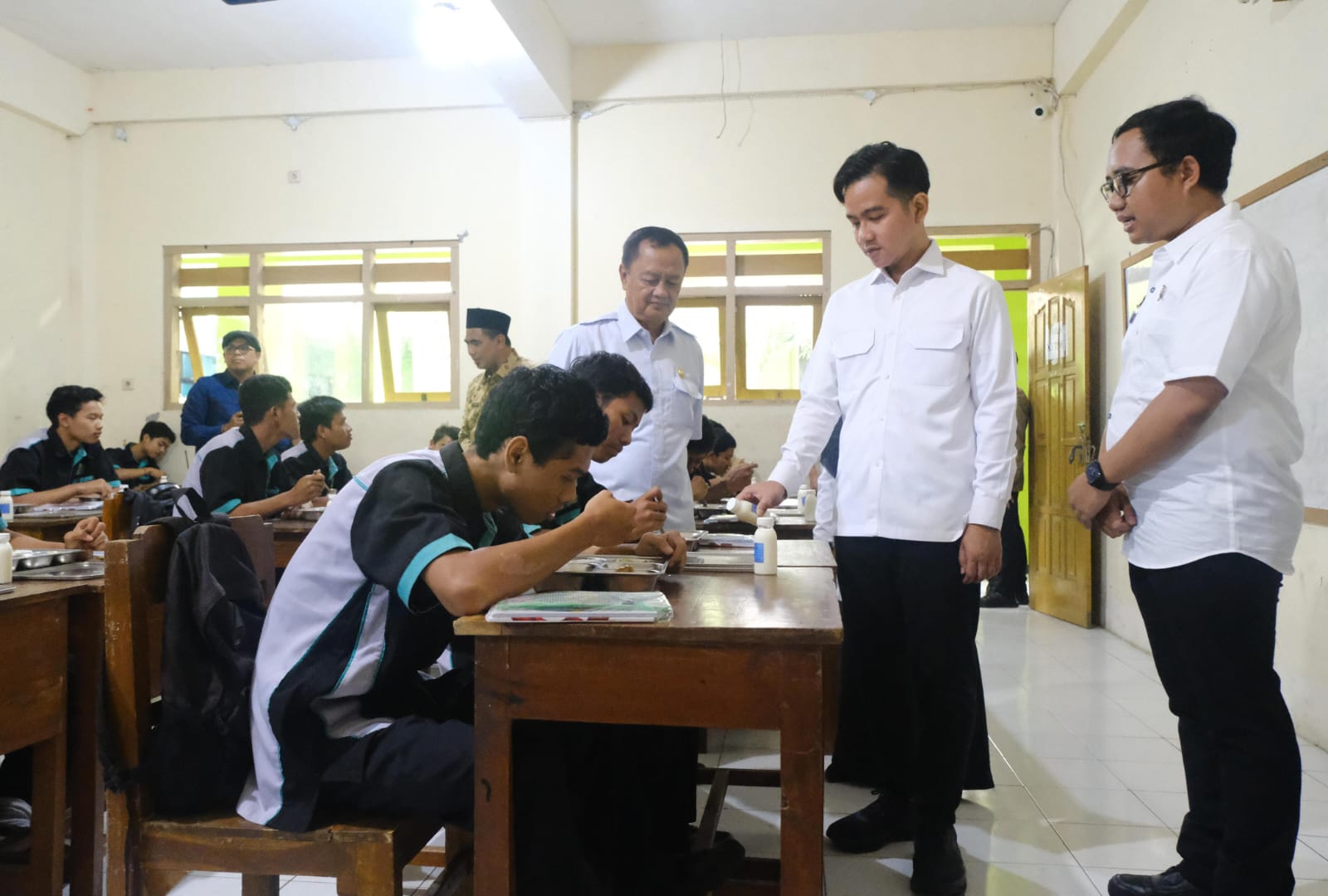 Dok: Rauuf untuk Radar Jogja  INTERAKSI: Wapres didampingi wakil wali Kota Magelang dan kepala SPPG Kota Magelang saat meninjau program makan bergizi gratis di SMK Maarif Kota Magelang (26/2/2025).