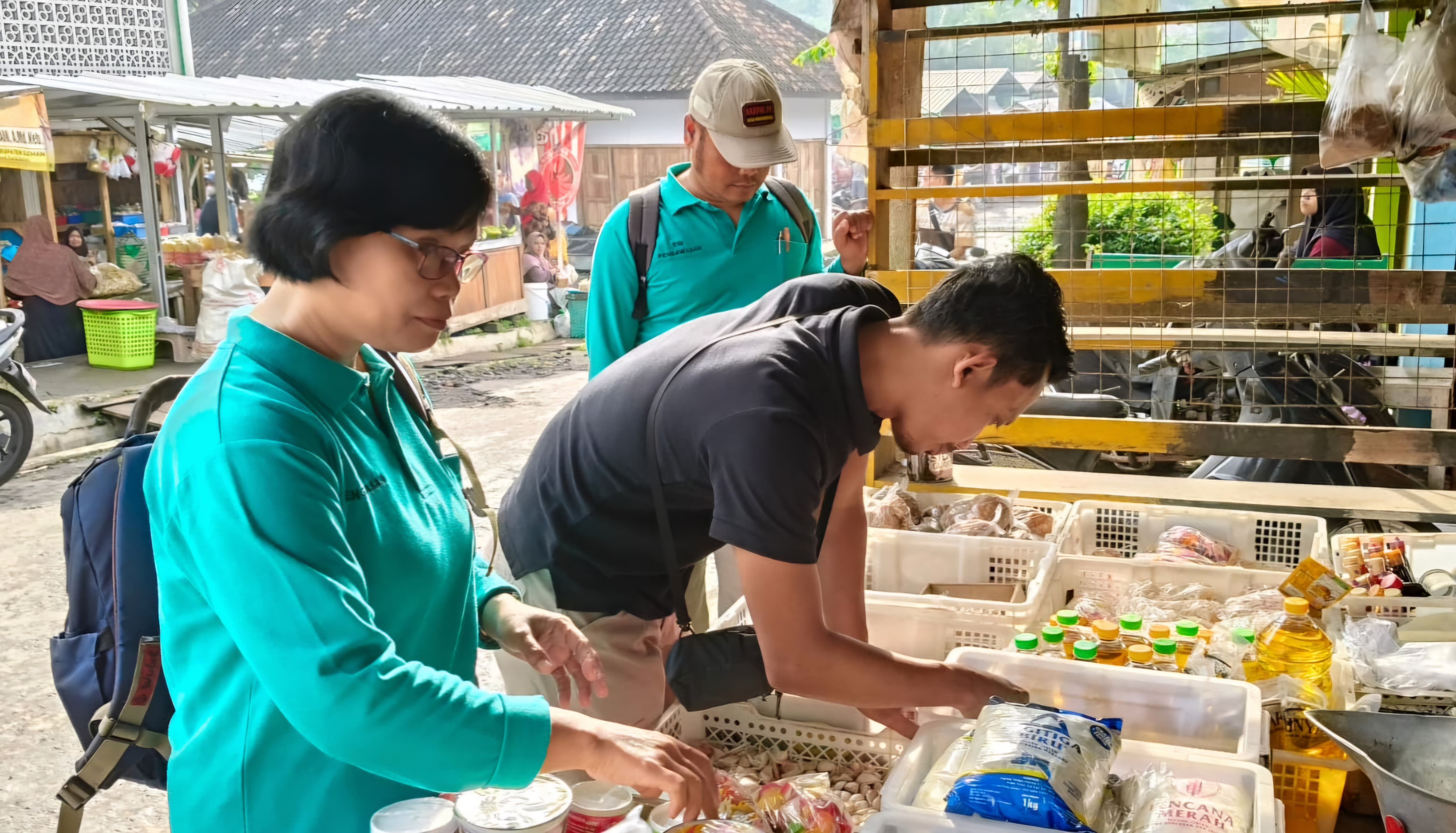 CEK LAPANGAN: Personel gabungan memeriksa kandungan berbahaya dalam produk makanan.