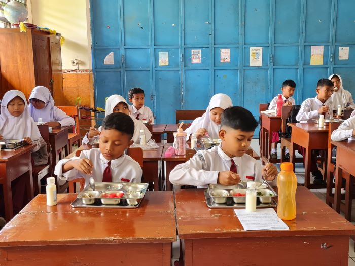 PROGRAM BARU: Siswa SDN Jurangombo 4 menikmati makanan yang diberikan dari program makan bergizi gratis, Senin (6/1).