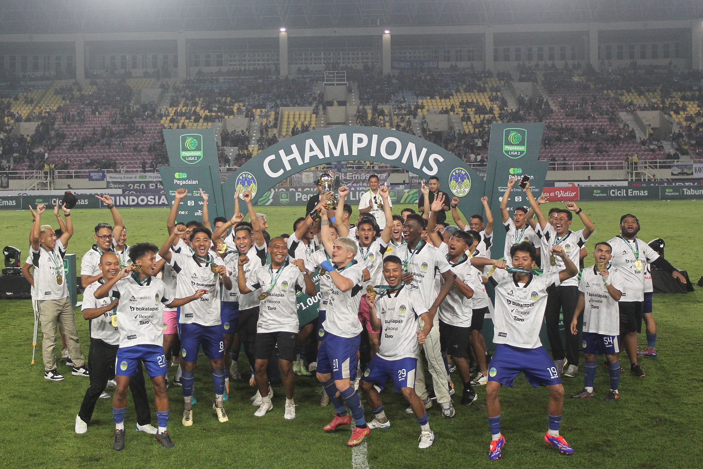 Selebrasi pemain PSIM Jogja dengan mengangkat trophy juara Liga 2