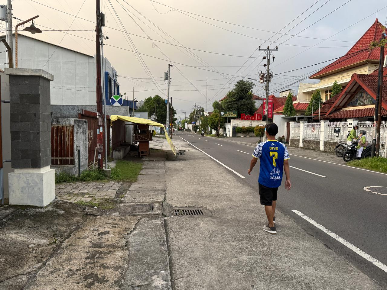 David Wahyudi suporter PSIM Jogja yang sedang menjalankan nazarnya, Rabu (26/2) pagi.