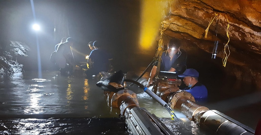 DAMPAK HUJAN DERAS: Petugas tengah membersihkan sampah YANG menyumbat pompa 75 KW Intake di sungai bawah tanah Bribin, Semanu, Gunungkidul.