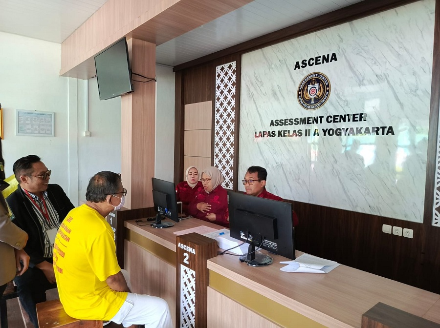 SIAP DISIDANGKAN: Tersangka MS (kaus kuning) didampingi penasihat hukumnya diserahkan kepada jaksa penuntut umum Kejari Kulon Progo&nbsp;Rabu (26/2/2025).