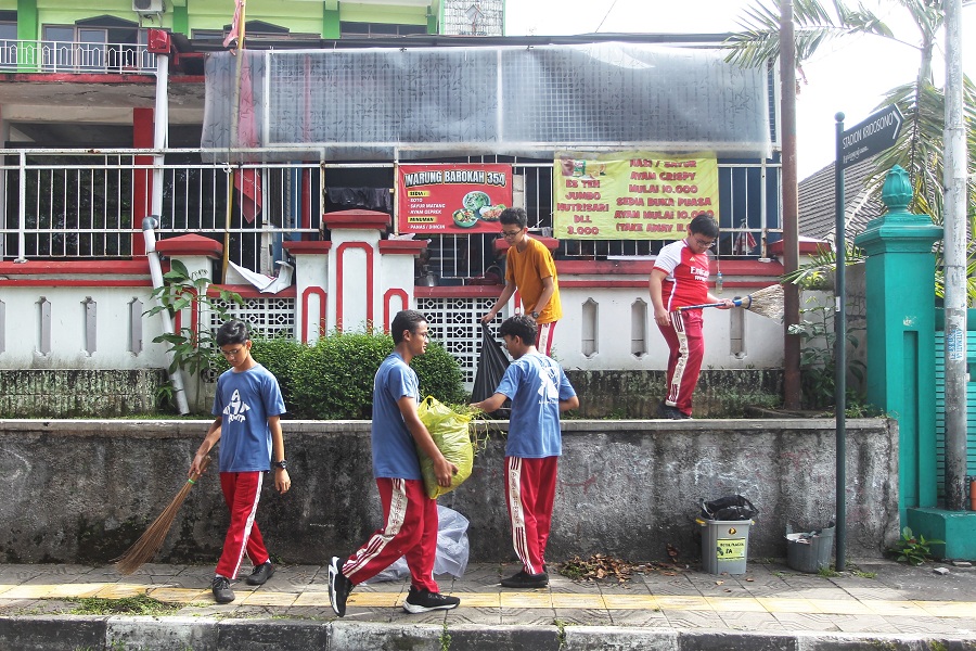 Para siswa saat melakukan kerja bakti bersih sekolah dalam kesempatan peluncuran gerakan sekolah dan lingkungan bersih di SMPN 5 Jogja Rabu (26/2/2025)