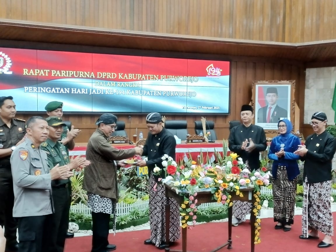 HARI JADI : Pemotongan nasi tumpeng menandai berakhirnya rapat paripurna DPRD Purworejo dengan agenda Peringatan Hari Jadi Ke 194 Kabupaten Purworejo.