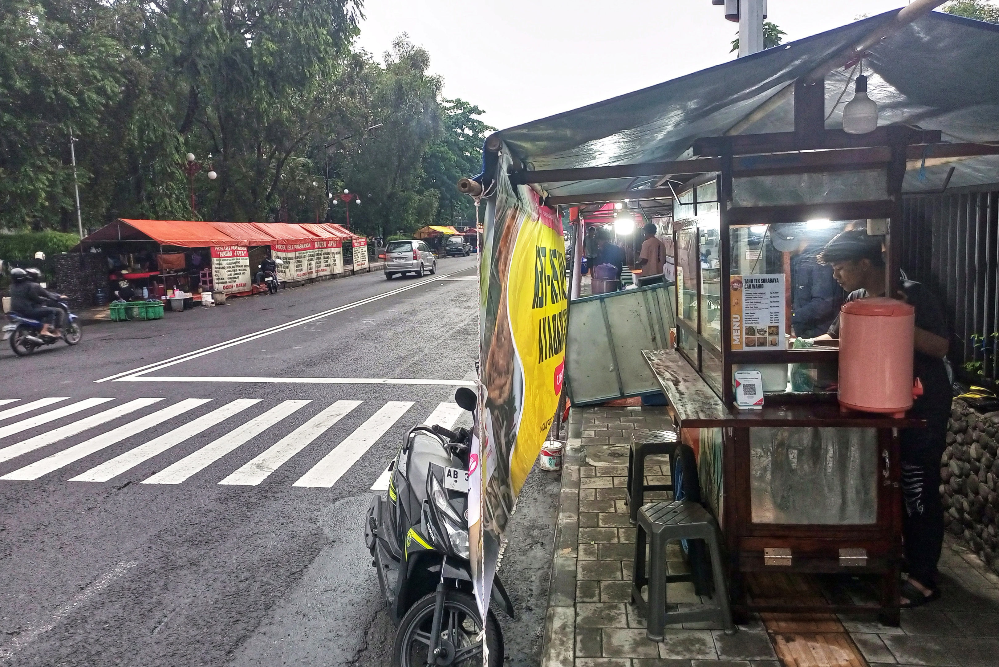 Pedagang kaki lima (PKL) kuliner berjualan di trotoar Jalan Persatuan, Depok, Sleman, kemarin (27/2). Keberadaan mereka dikeluhkan oleh sebagian masyarakat karena tidak bisa berjalan di trotoar