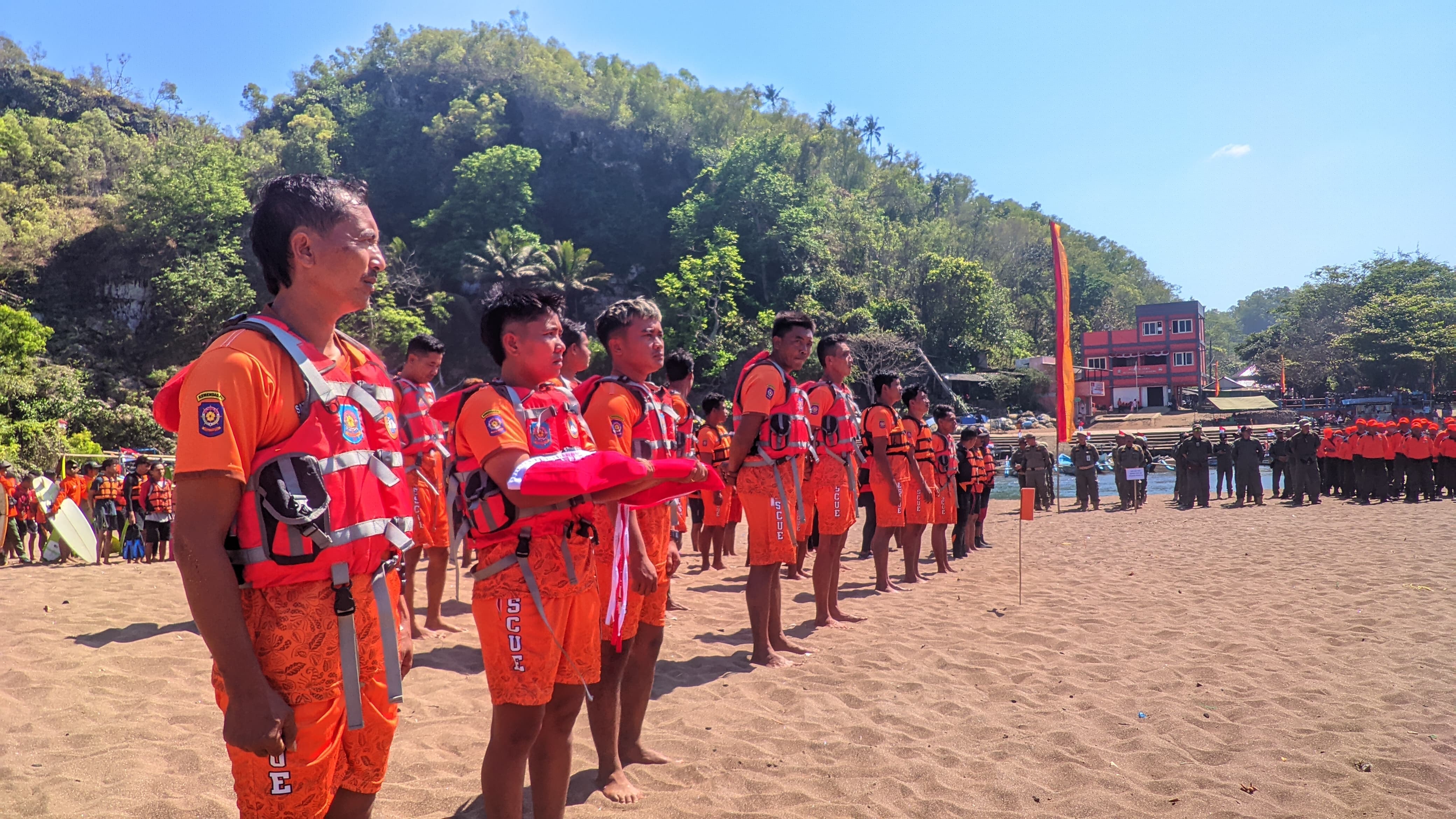 Personel Satlinmas Rescue Istimewa disiagakan dalam rangka menyambut wisatawan saat libur Ramadan 2025.