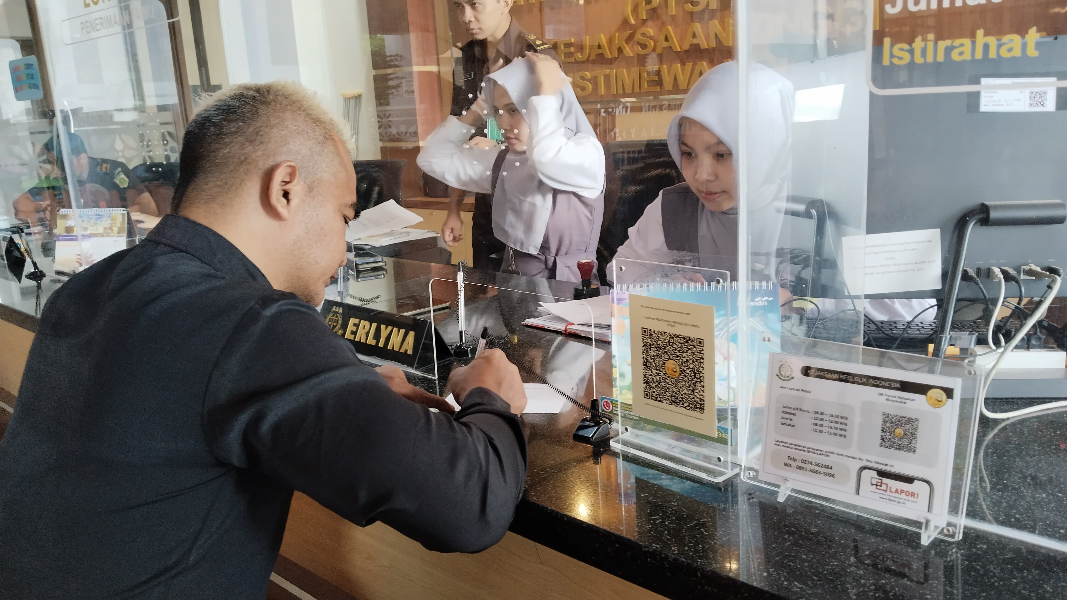 Ketua LPK-RI BAI, Widodo, saat mengirimkan surat pengaduan ke Kejati DIY, Rabu (26/2/2025).