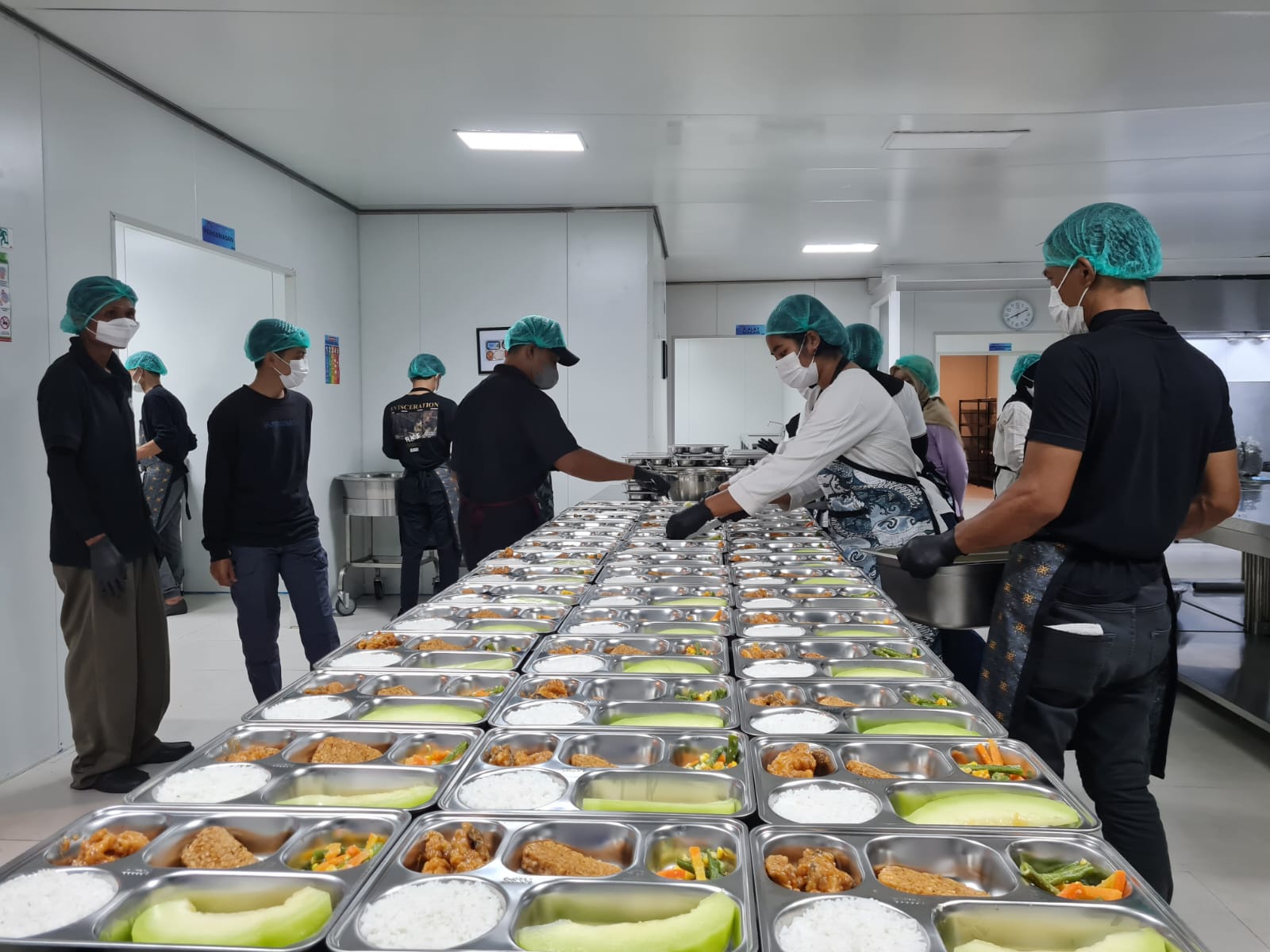 SIAPKAN MENU: Sejumlah pekerja di SPPG Kota Magelang menyiapkan menu&nbsp;makan&nbsp;siang&nbsp;bergizi.
