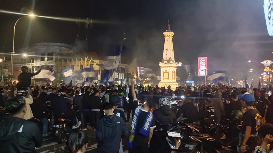 KAMPIUN: Suasana kemeriahan suporter PSIM Jogja di Tugu Pal Putih usai timnya mengalahkan Bhayangkara FC 2-1 dan menyabet gelar kampiun di Stadion Manahan Solo, Kamis (27/2/2025)
