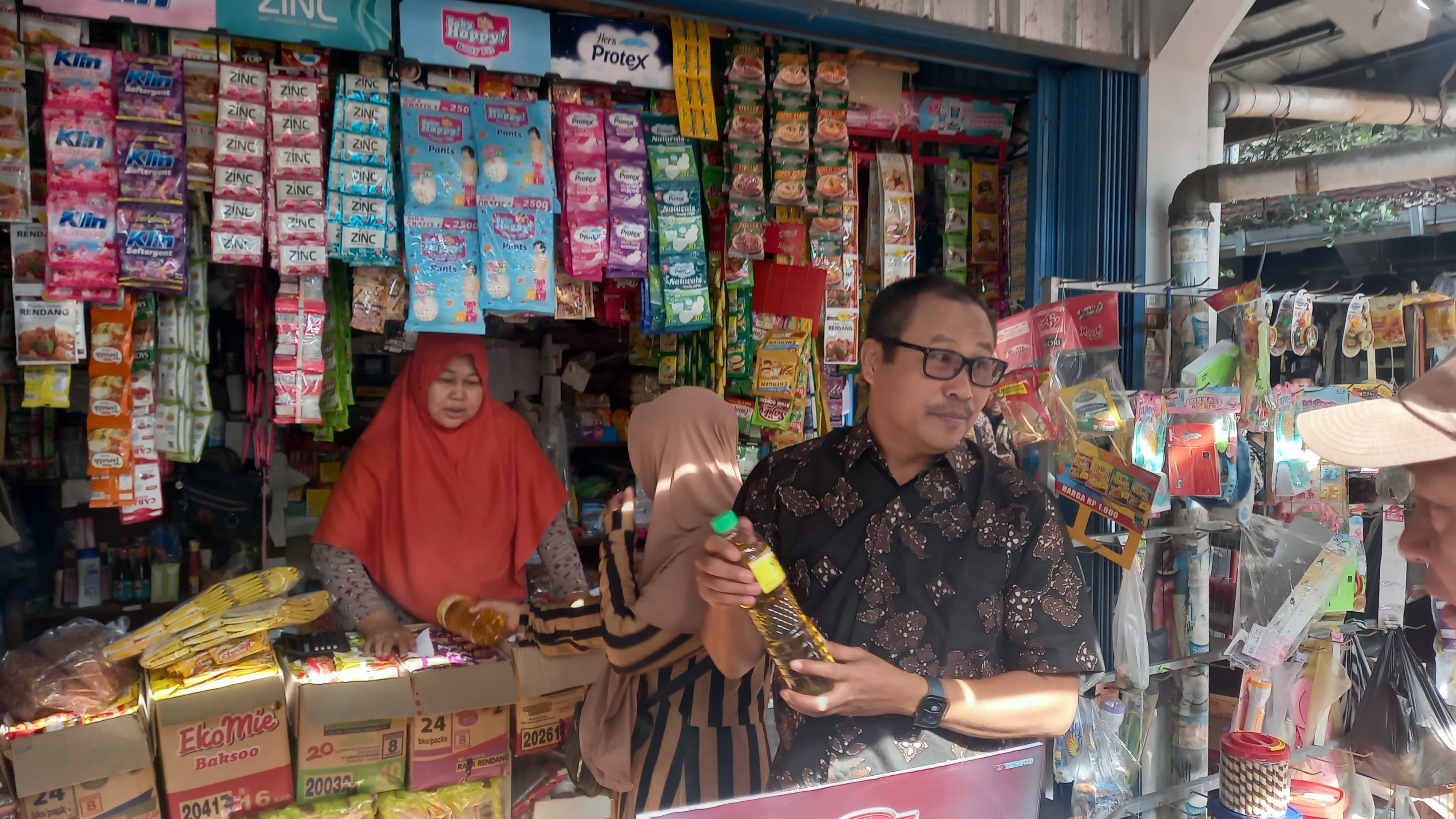 TINJAUAN LAPANGAN: Sekda Bantul Agus Budiraharja beserta sejumlah kepala OPD melakukan peninjauan kebutuhan pokok di Pasar Pijenan, Kamis (27/2/2025).&nbsp;
